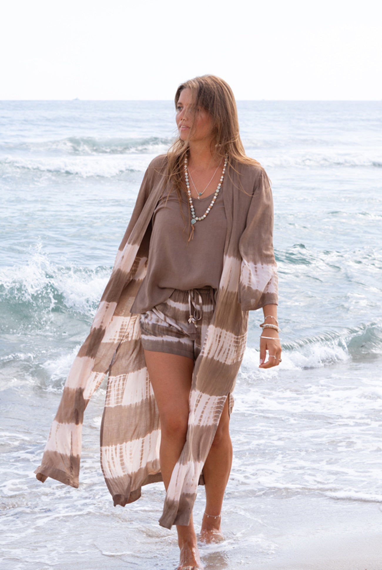 Strap Top Yago Taupe van ibzmode uit Salt & Sun. Luchtige top met feminine fit en rustige summer uitstraling.