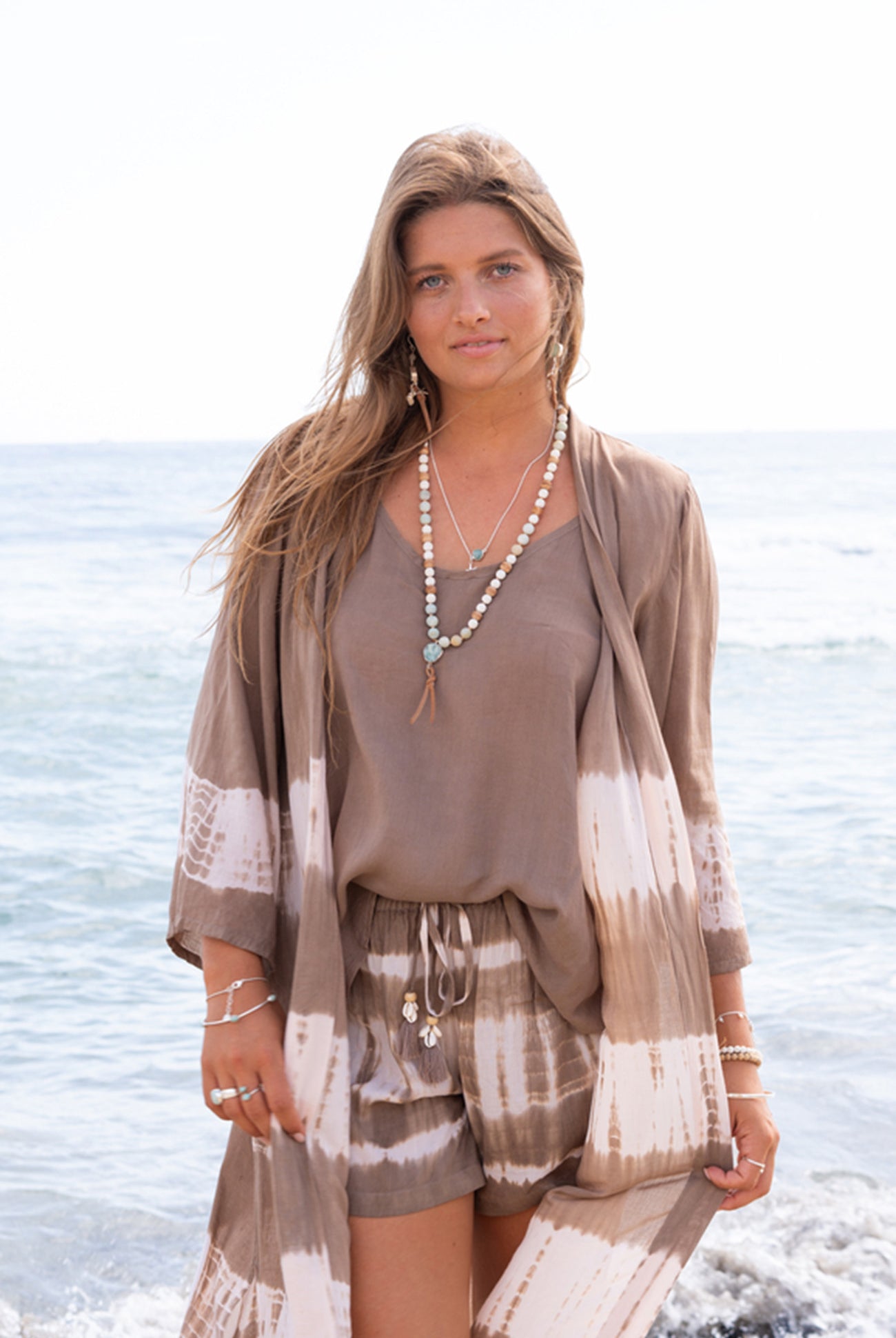 Strap Top Yago Taupe van ibzmode uit Salt & Sun. Luchtige top met feminine fit en rustige summer uitstraling.