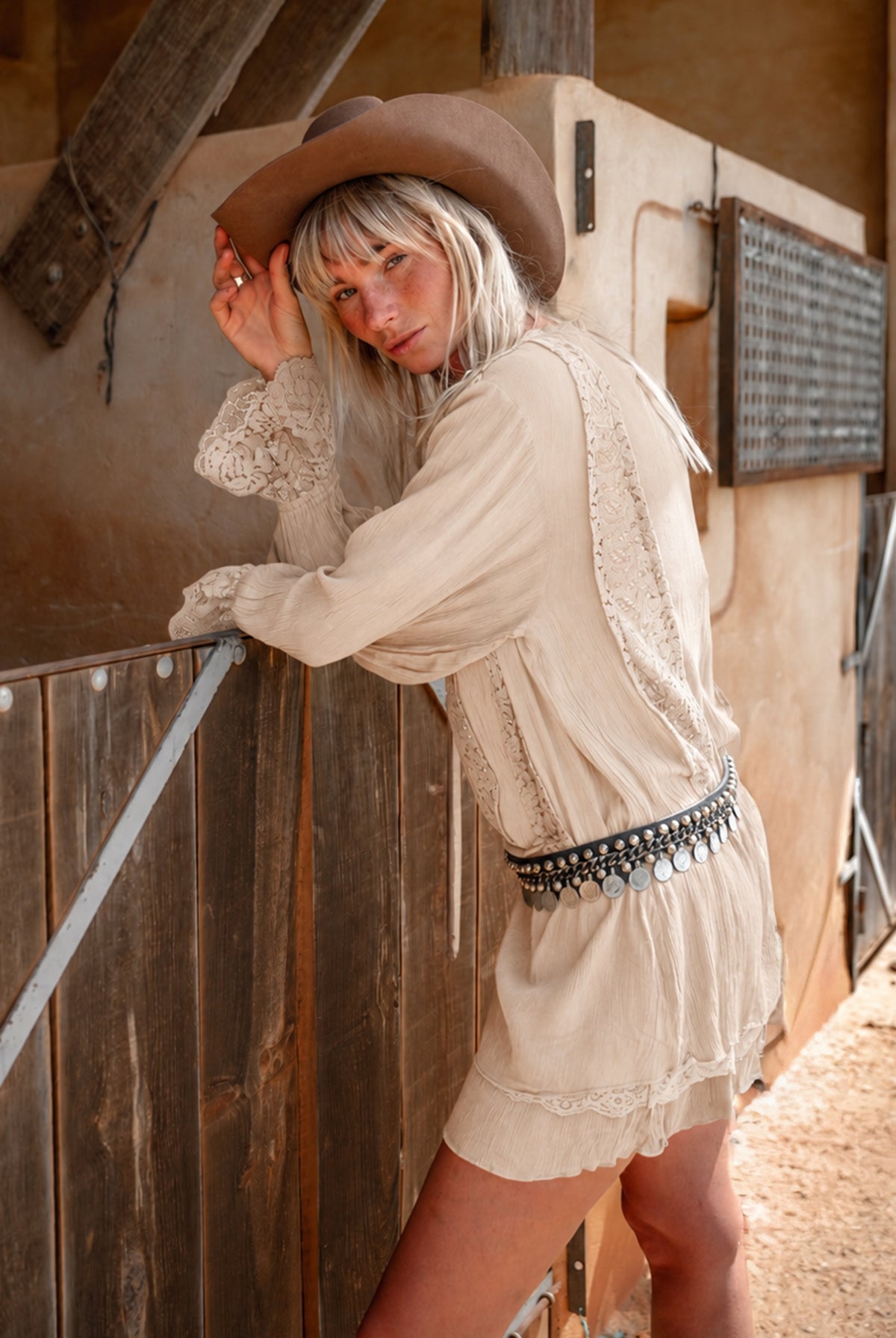 MOOST Wanted Nadia Lace Dress Sand zandkleurige kanten boho jurk met franjes, strikkoorden en lange mouwen