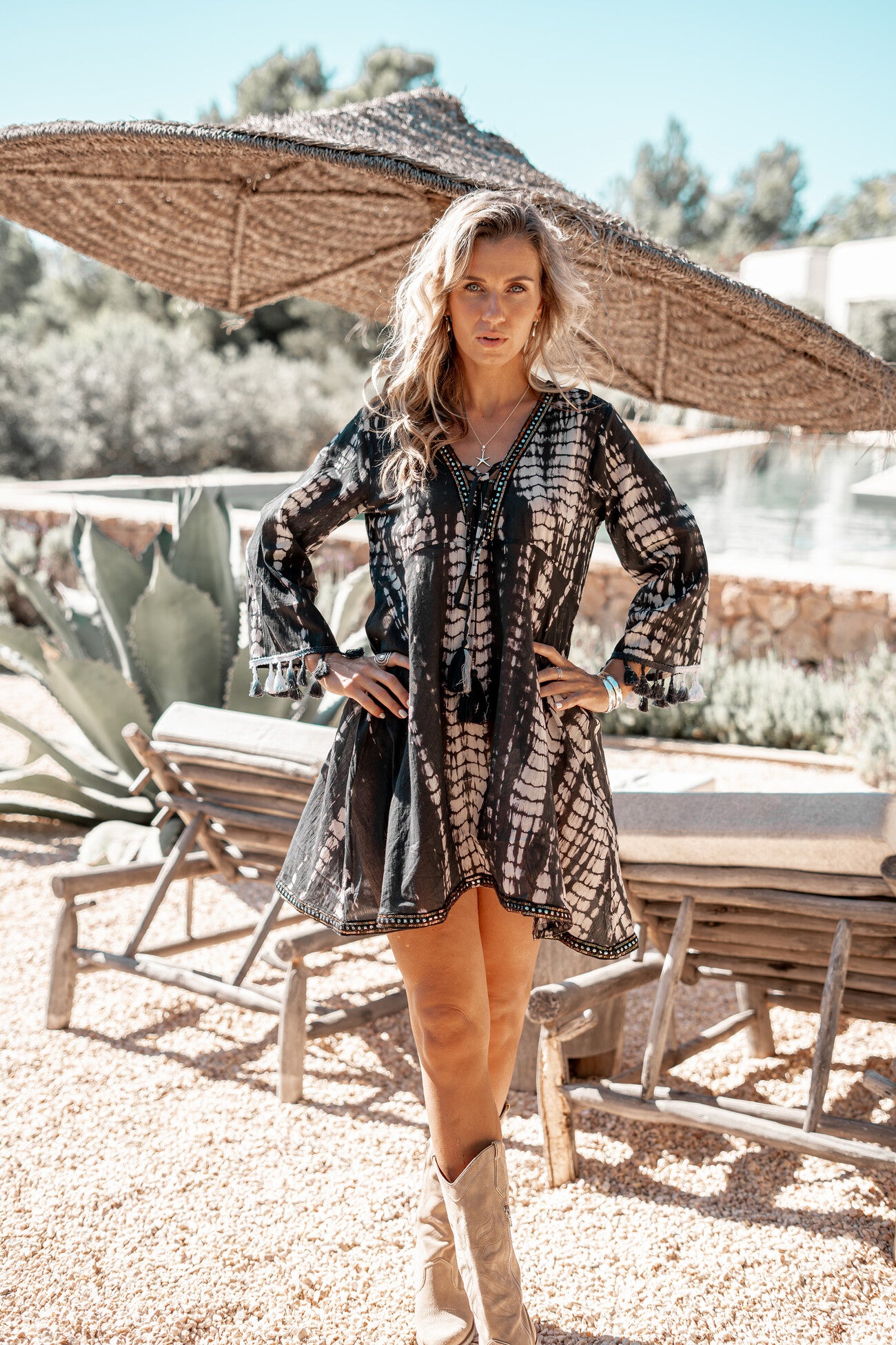 Bohemian jurk in tie dye black van ibzmode, Brands of Ibiza