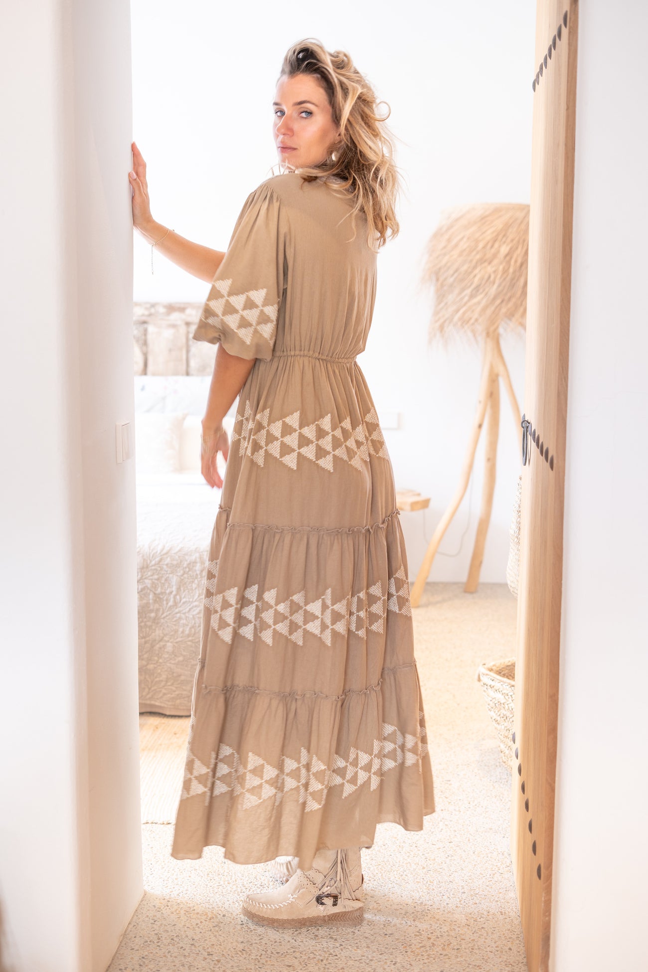 Bohemian jurk in taupe van ibzmode, Brands of Ibiza