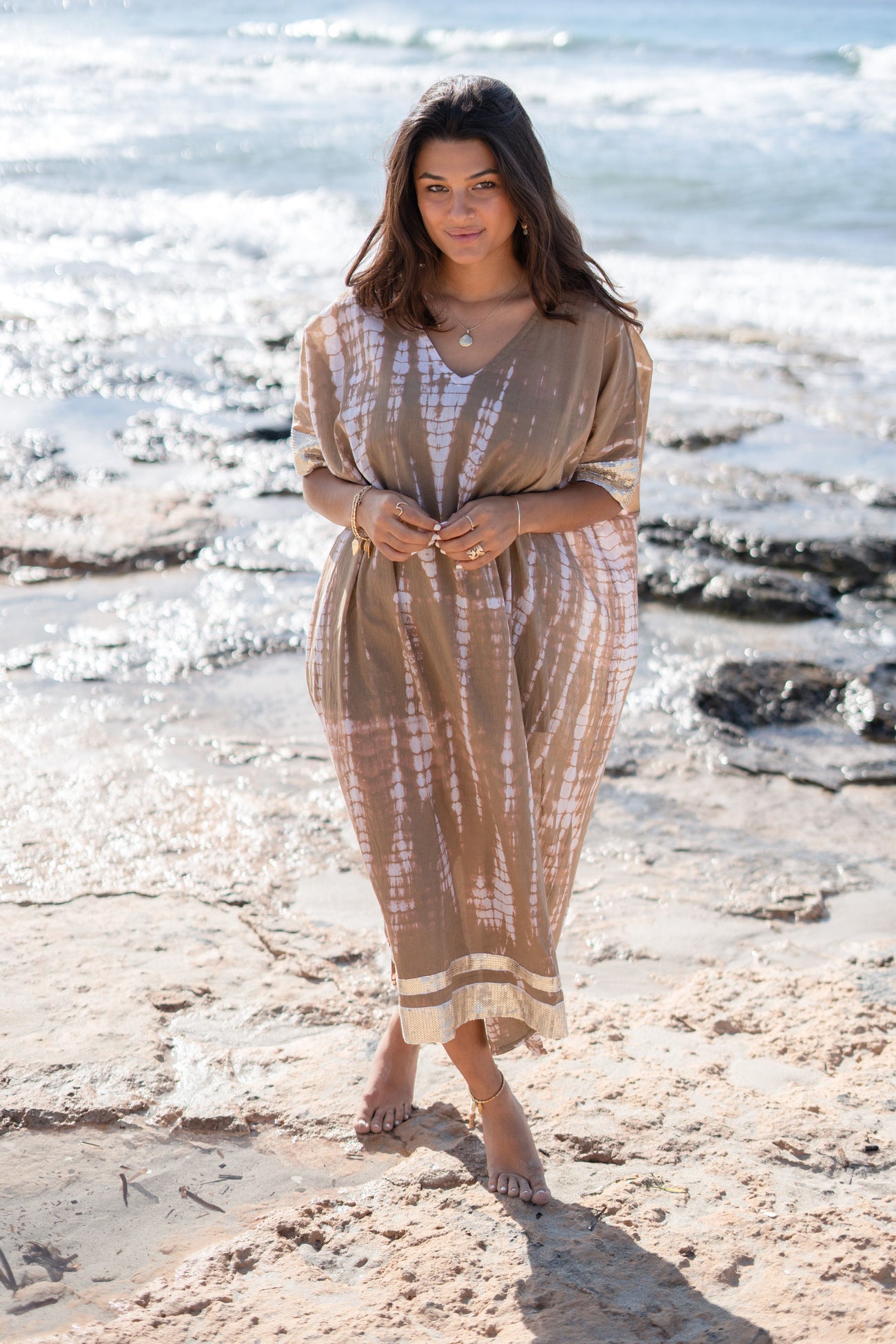 Vêtement bohème en tie-dye taupe de la marque ibzmode, Brands of Ibiza