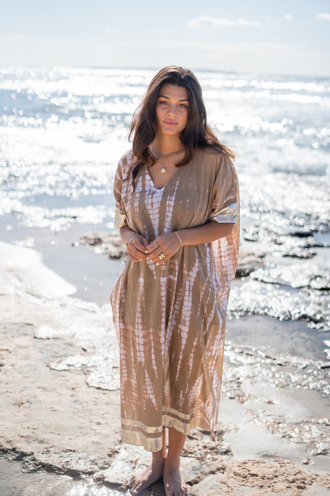 Vêtement bohème en tie-dye taupe de la marque ibzmode, Brands of Ibiza
