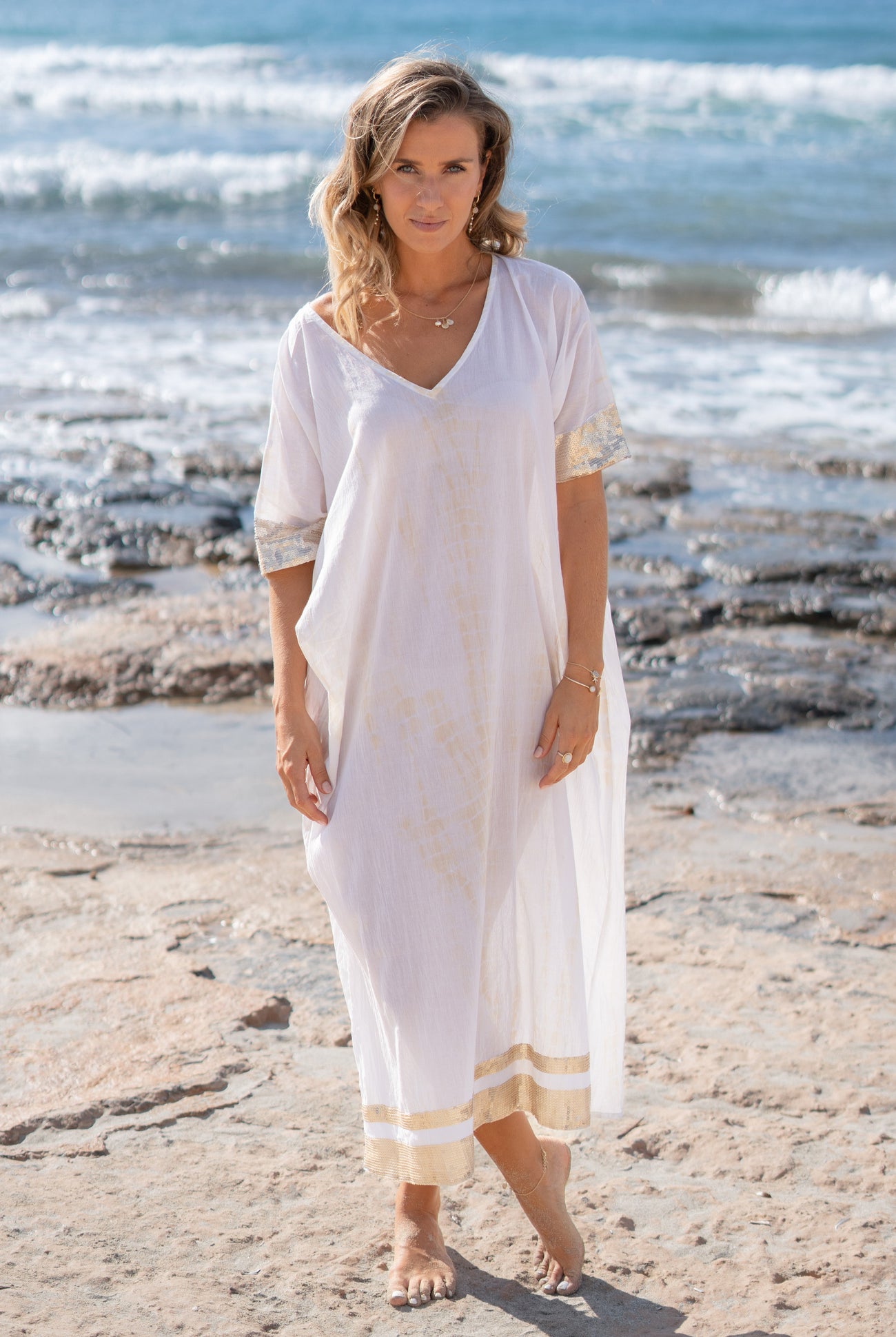 Vêtement bohème en tie-dye blanc de la marque ibzmode, Brands of Ibiza