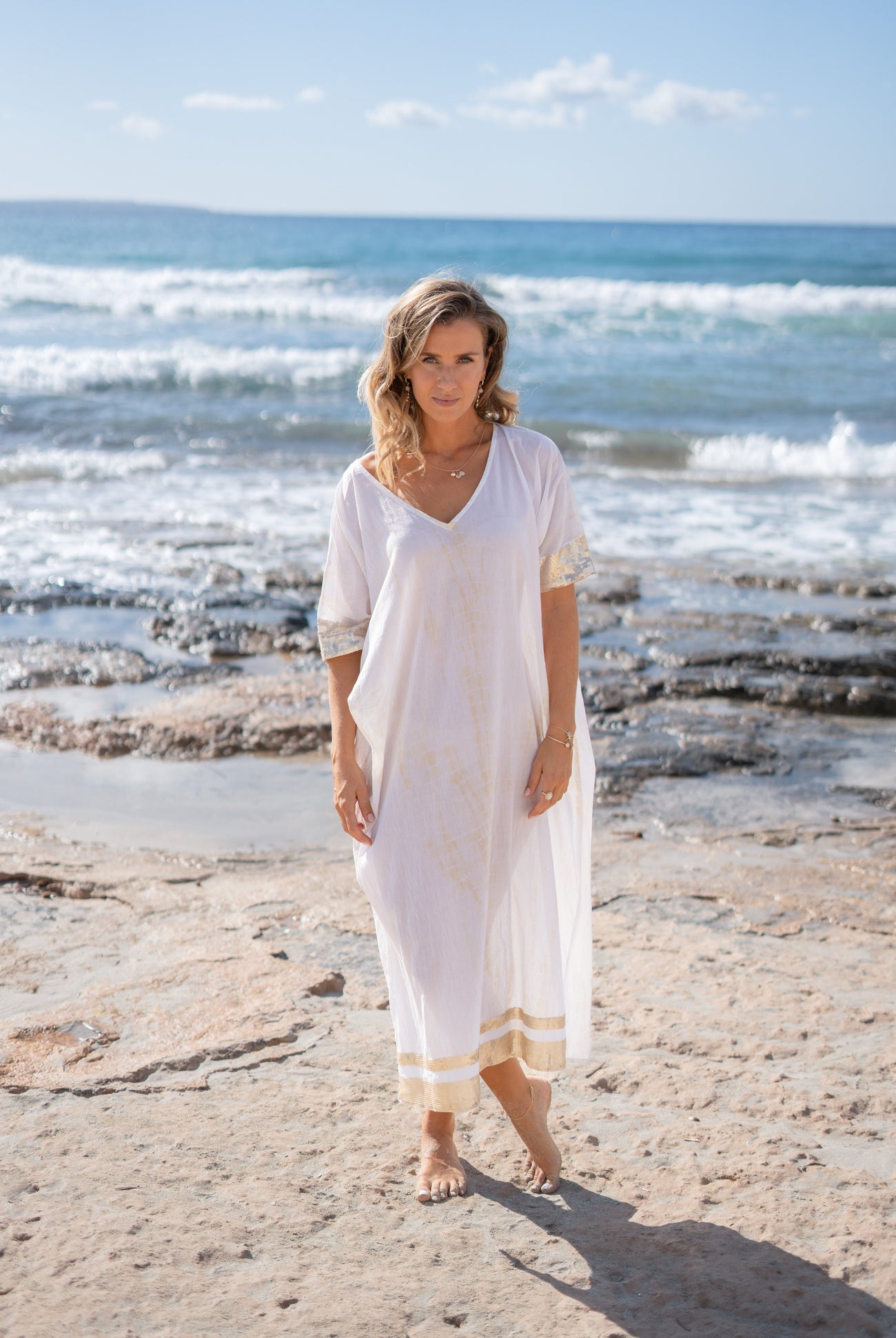Vêtement bohème en tie-dye blanc de la marque ibzmode, Brands of Ibiza