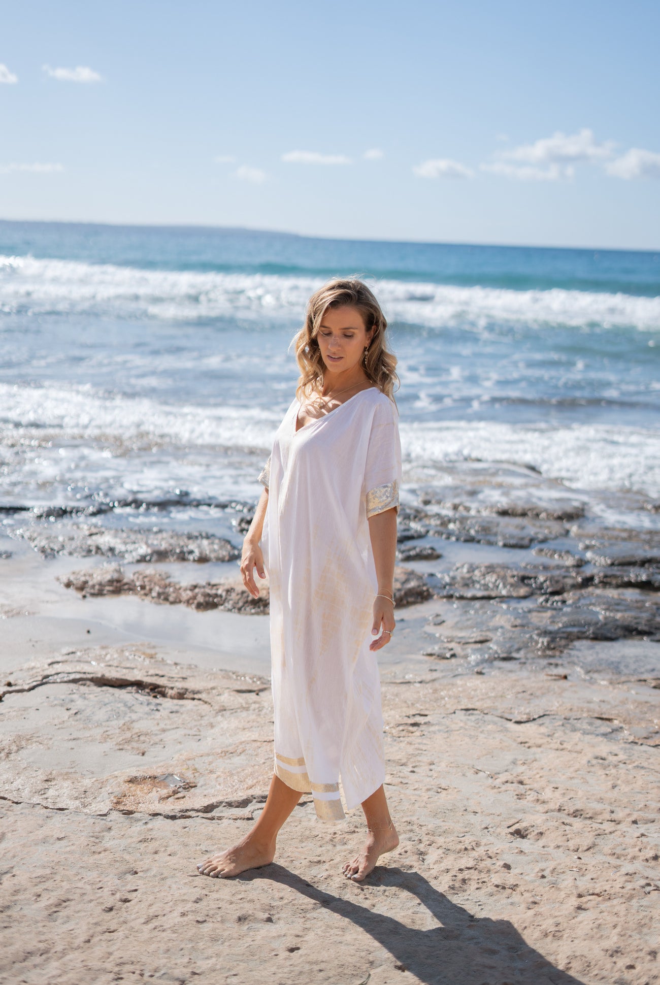 Vêtement bohème en tie-dye blanc de la marque ibzmode, Brands of Ibiza