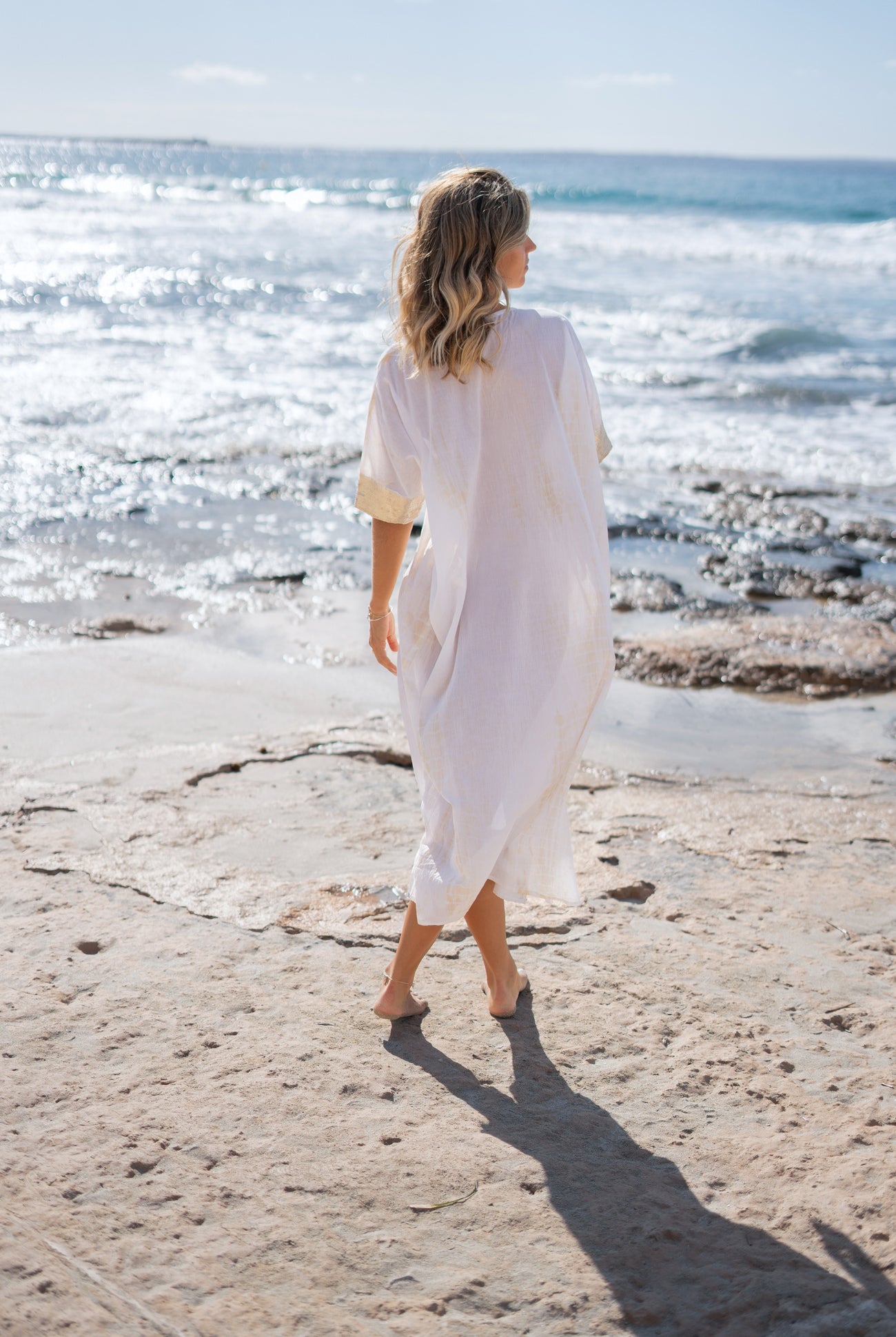 Vêtement bohème en tie-dye blanc de la marque ibzmode, Brands of Ibiza