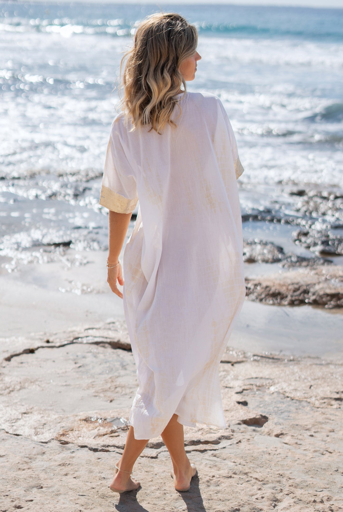 Vêtement bohème en tie-dye blanc de la marque ibzmode, Brands of Ibiza