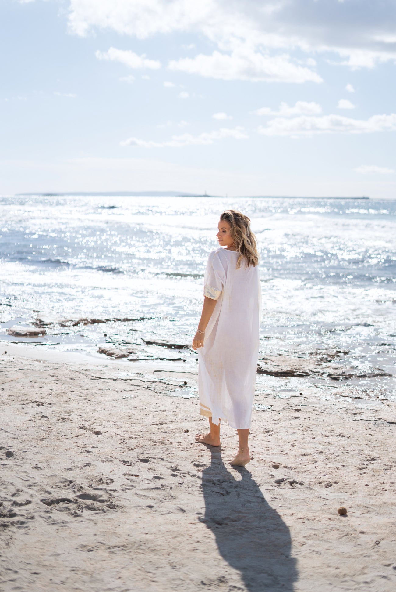 Vêtement bohème en tie-dye blanc de la marque ibzmode, Brands of Ibiza