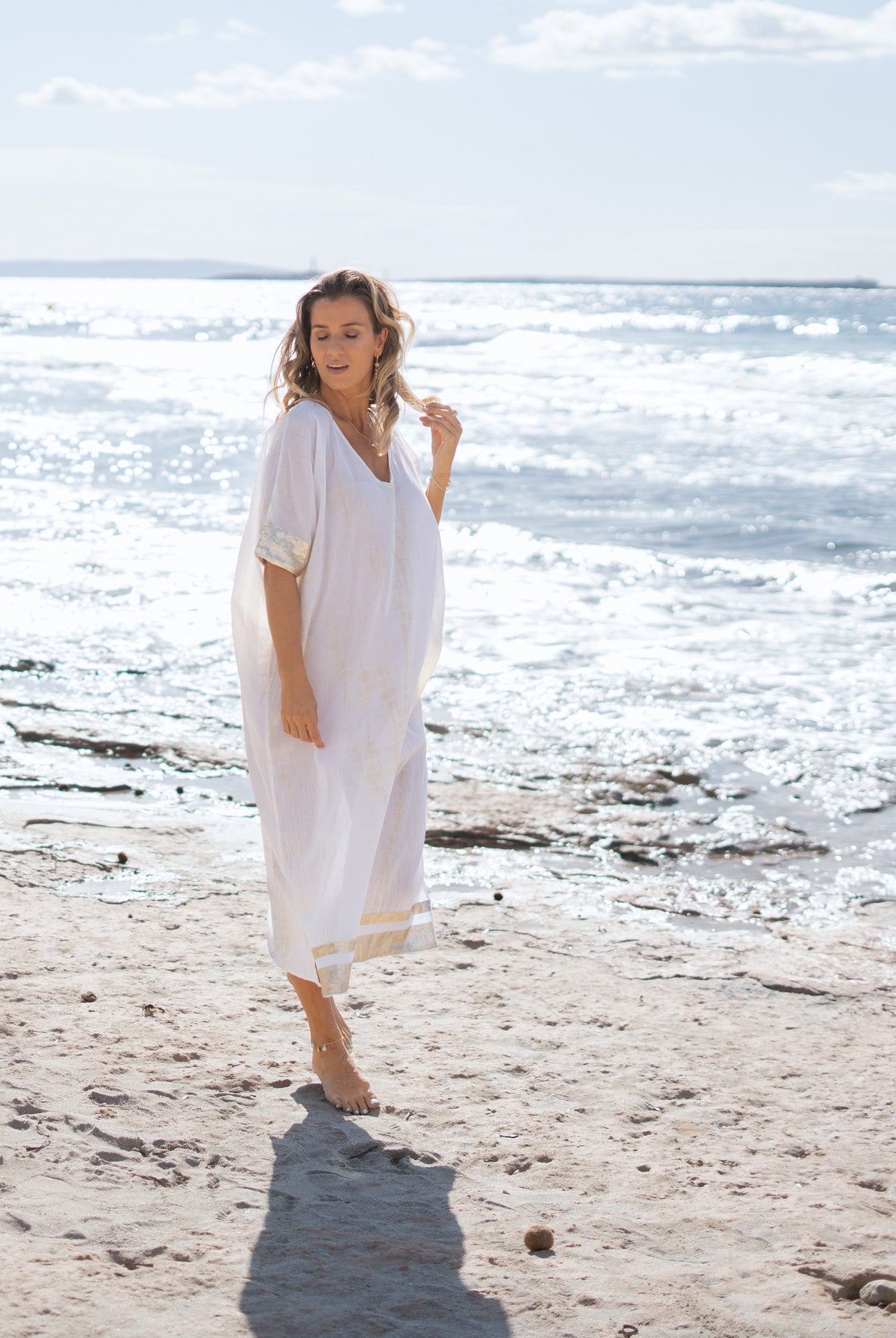 Vêtement bohème en tie-dye blanc de la marque ibzmode, Brands of Ibiza