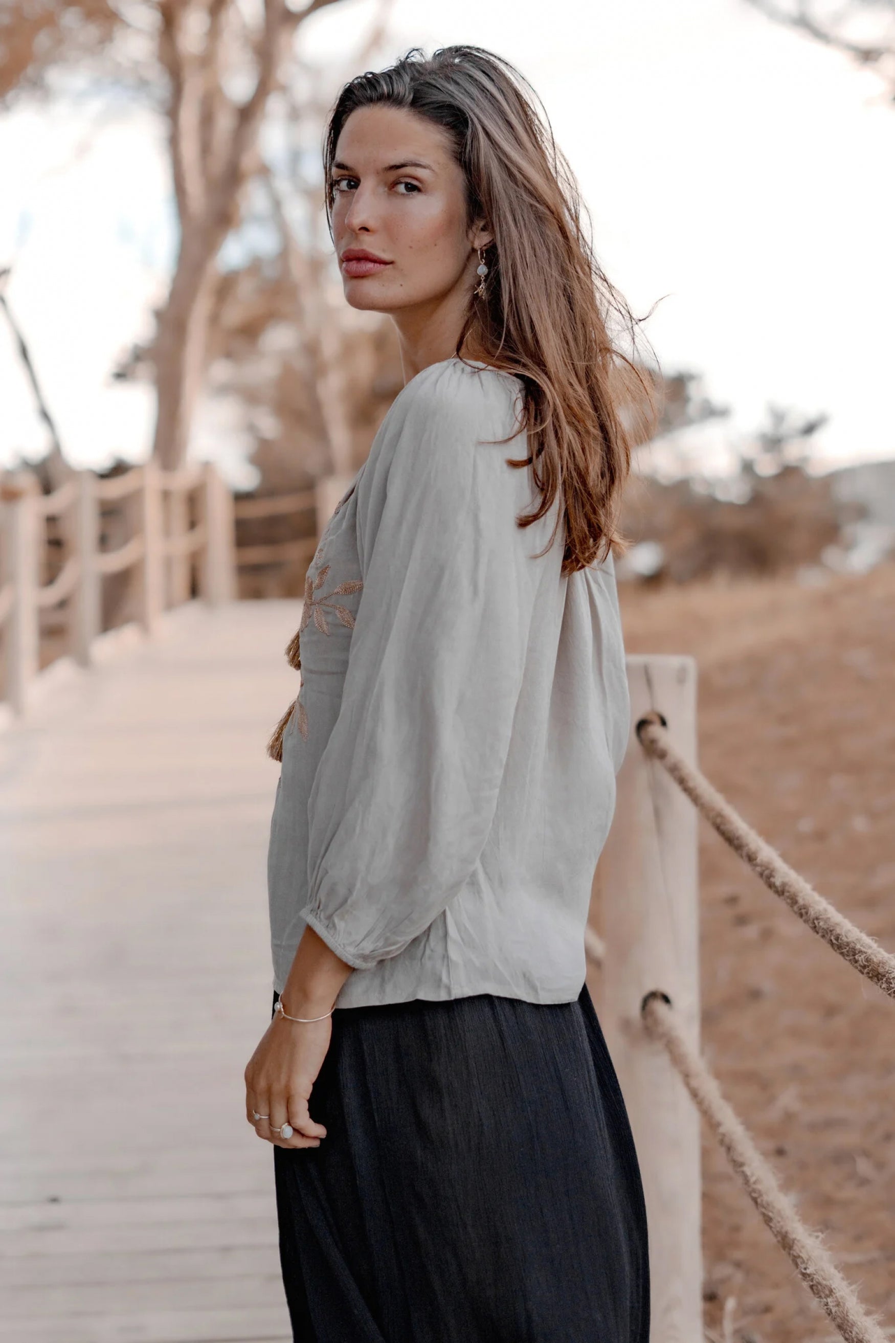 Blusa bohemia en topo claro de ibzmode, Marcas de Ibiza