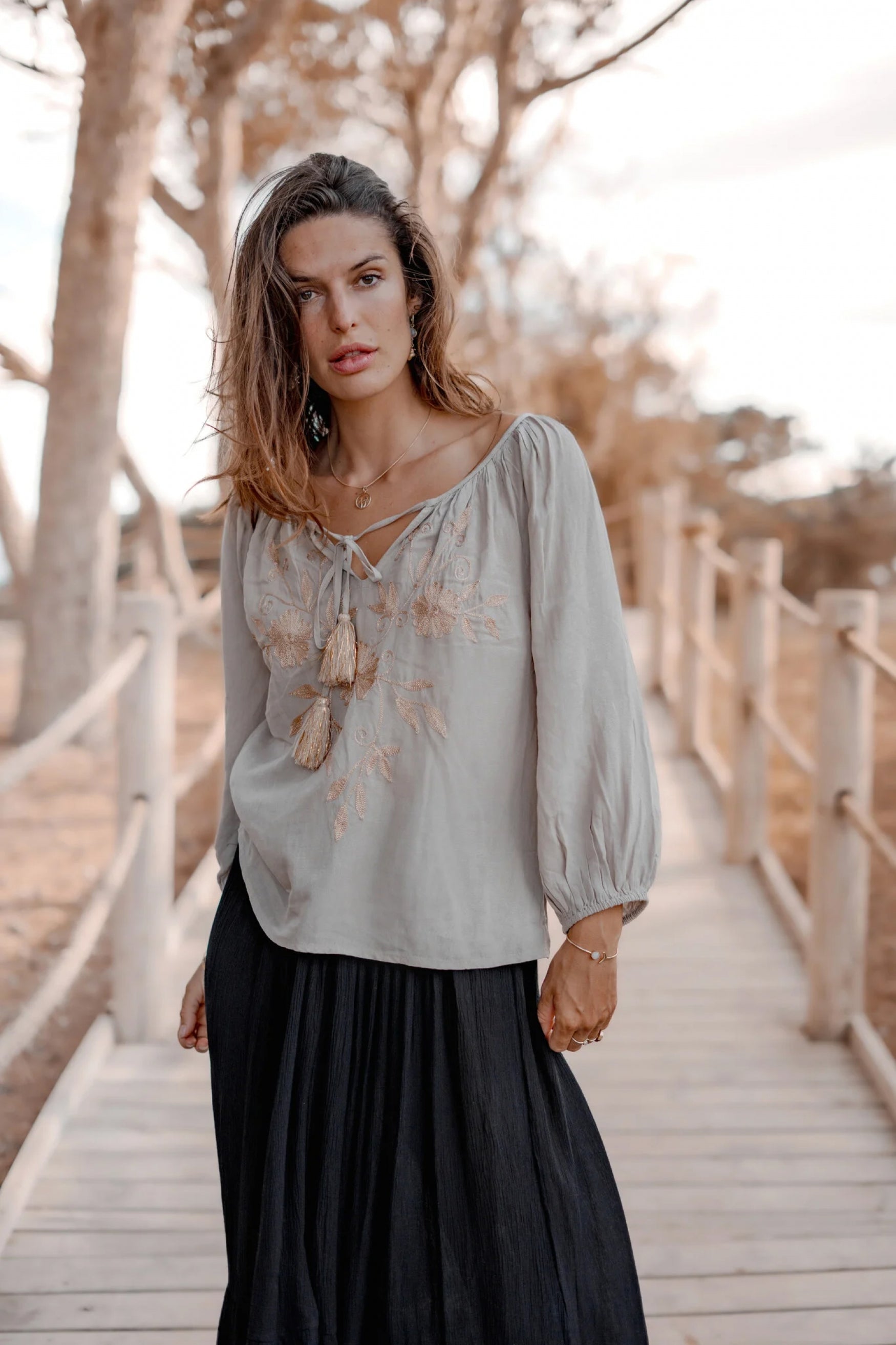 Blusa bohemia en topo claro de ibzmode, Marcas de Ibiza