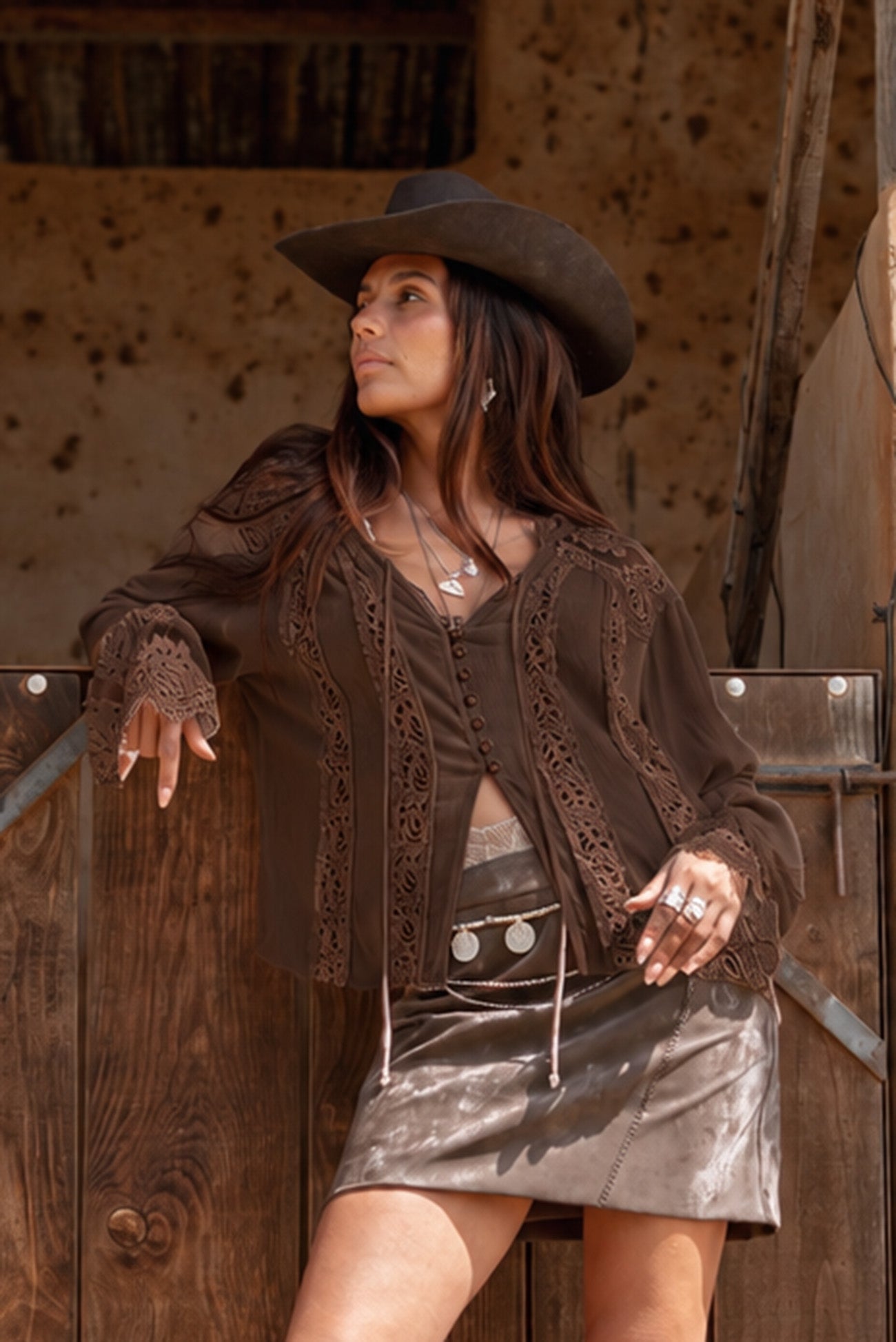 MOOST Wanted Nadia Lace Blouse Dark Brown donkerbruine kanten boho blouse met franjes en lange mouwen