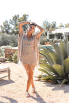 Caftan Noelia Soleria de Ibizamode, couleur taupe, avec des franges et une coupe ample en viscose
