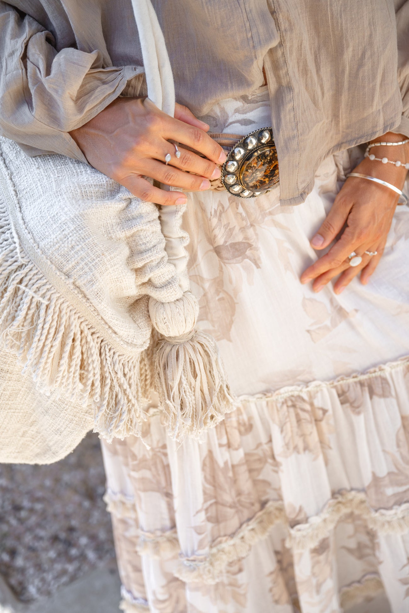 Dames rok Lucia Coralia Ivory van ibizamode met romantische bloemenprint en ruches in boho chic stijl.