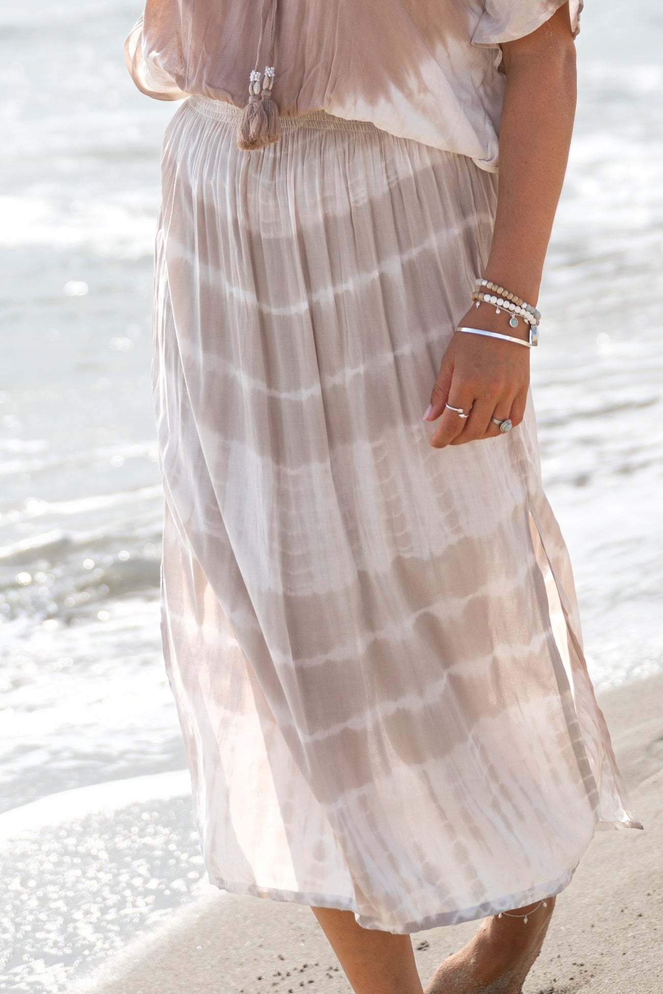 Ibizamode Dress Jen Aurelia Taupe with airy ombre look and feminine summer fit