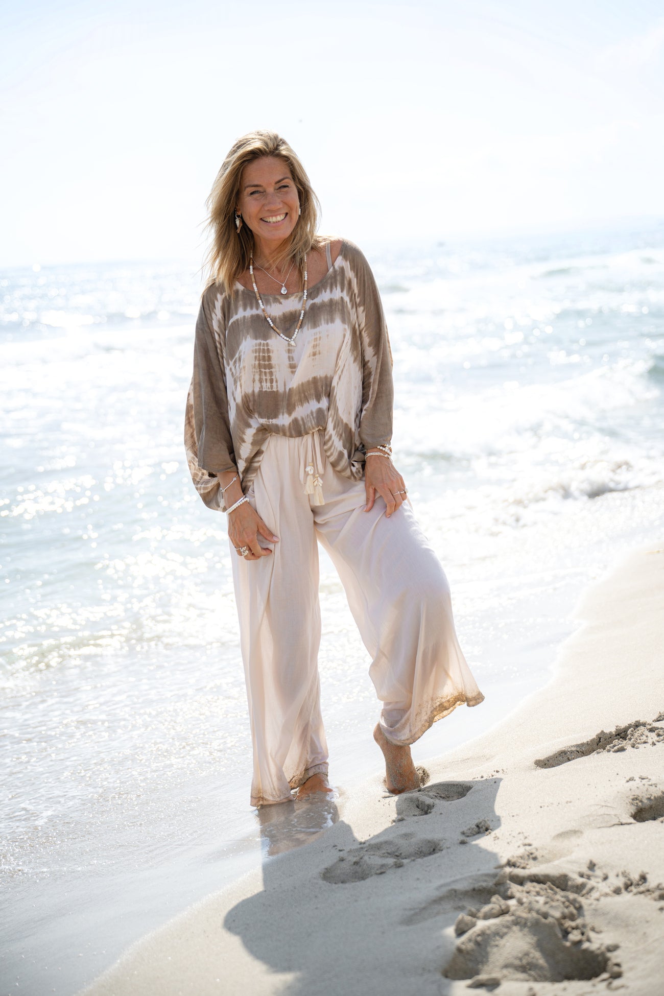 Ibizamode Top Mega Maraluna Taupe with airy ombre look and feminine summer fit