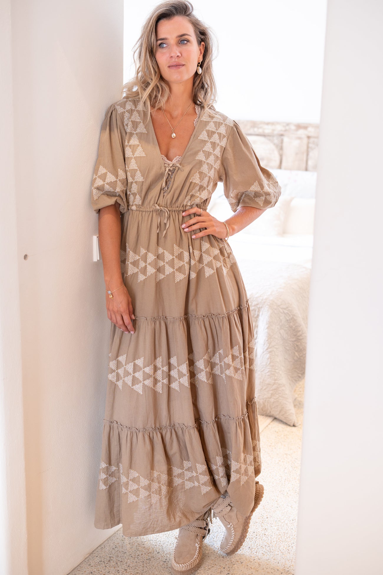 Bohemian jurk in taupe van ibzmode, Brands of Ibiza