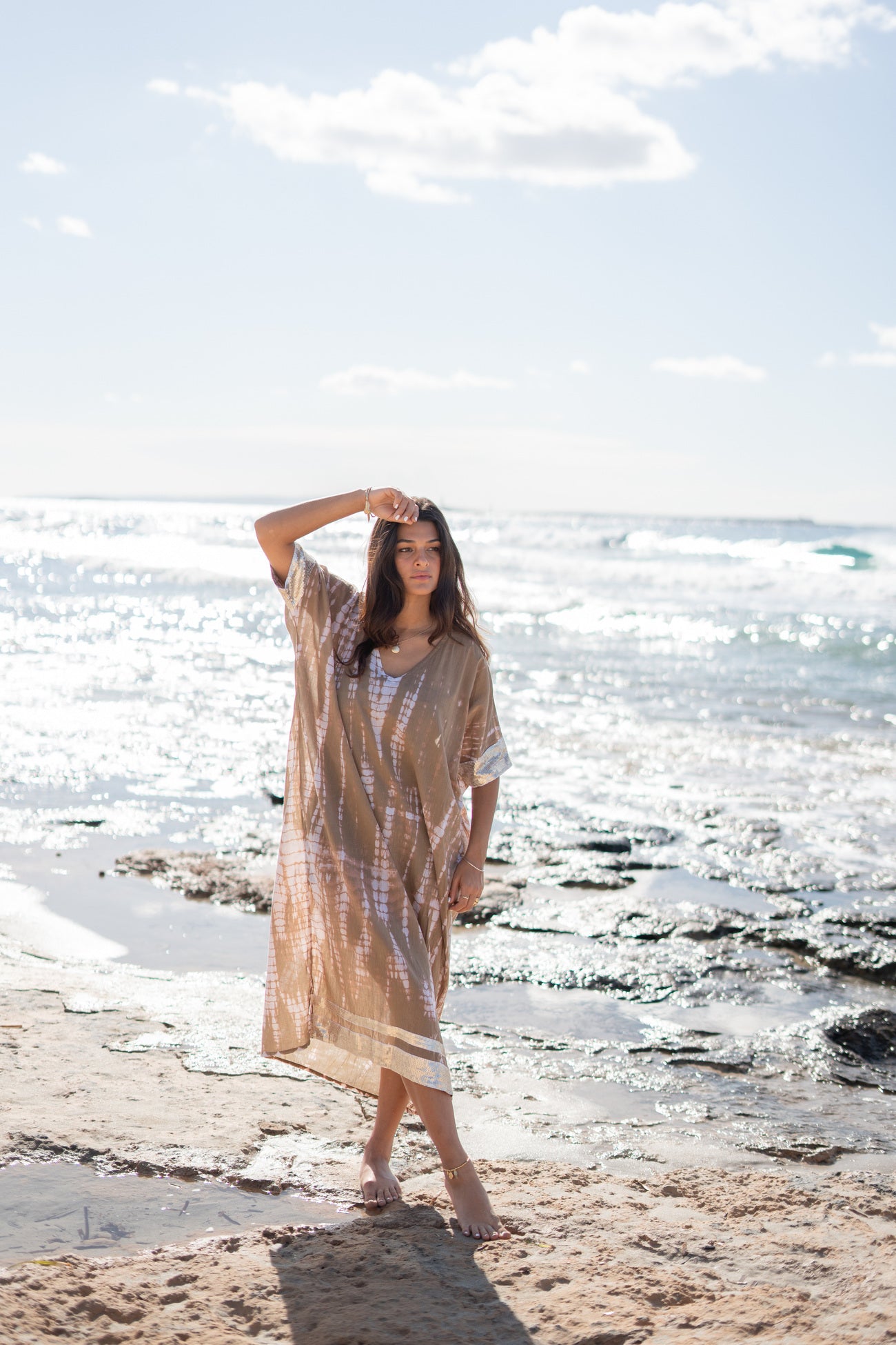 Vêtement bohème en tie-dye taupe de la marque ibzmode, Brands of Ibiza
