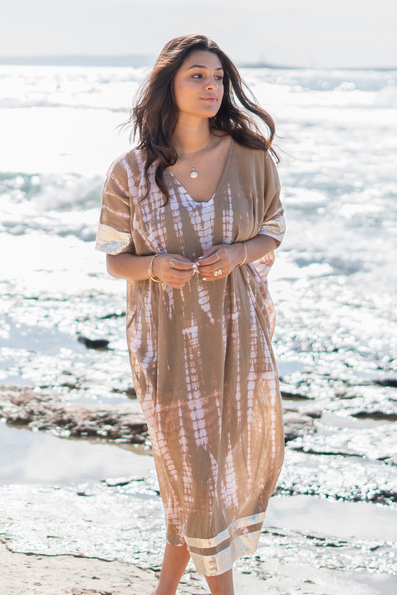 Vêtement bohème en tie-dye taupe de la marque ibzmode, Brands of Ibiza