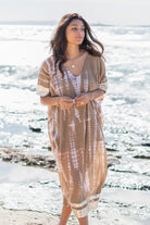 Vêtement bohème en tie-dye taupe de la marque ibzmode, Brands of Ibiza