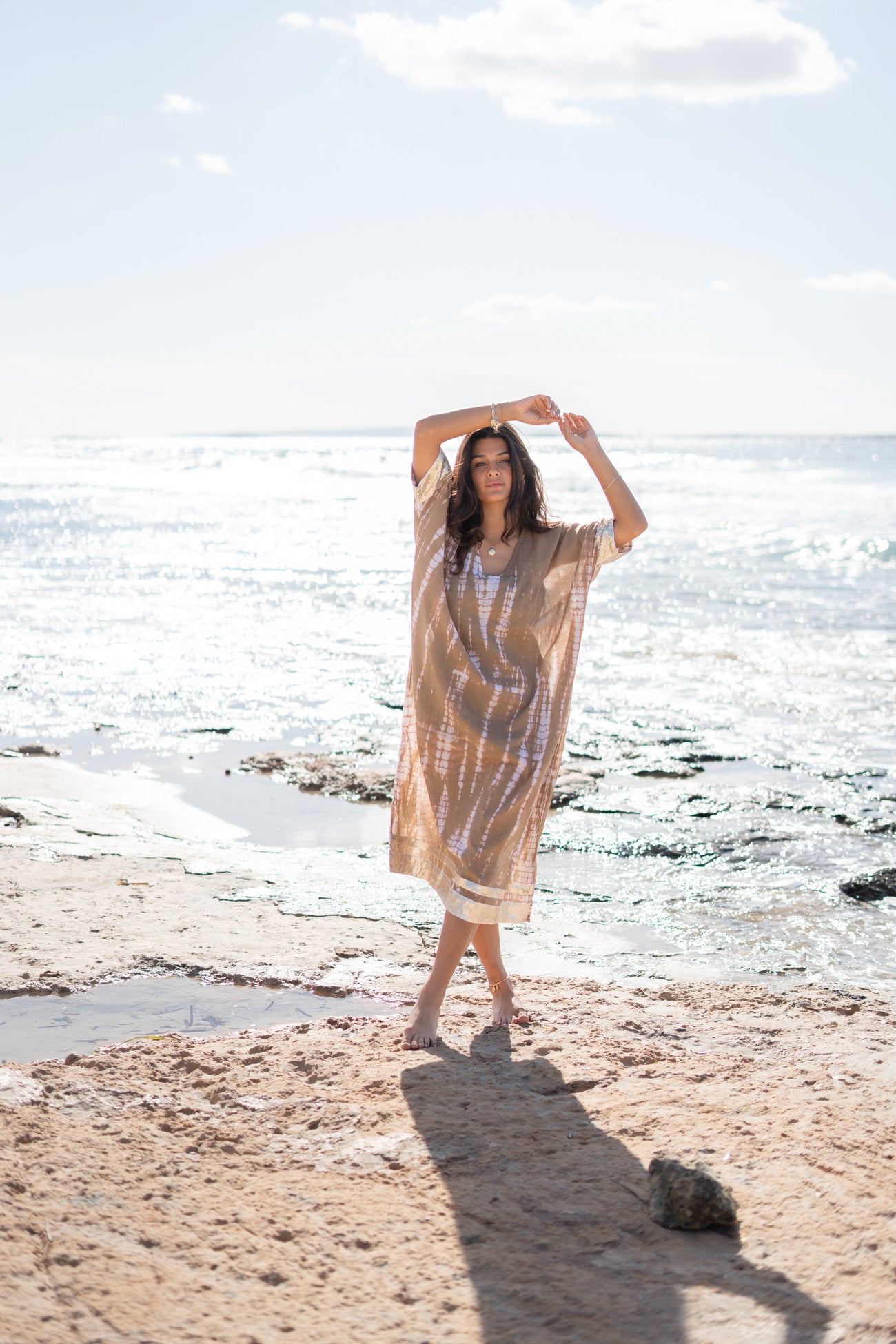 Vêtement bohème en tie-dye taupe de la marque ibzmode, Brands of Ibiza