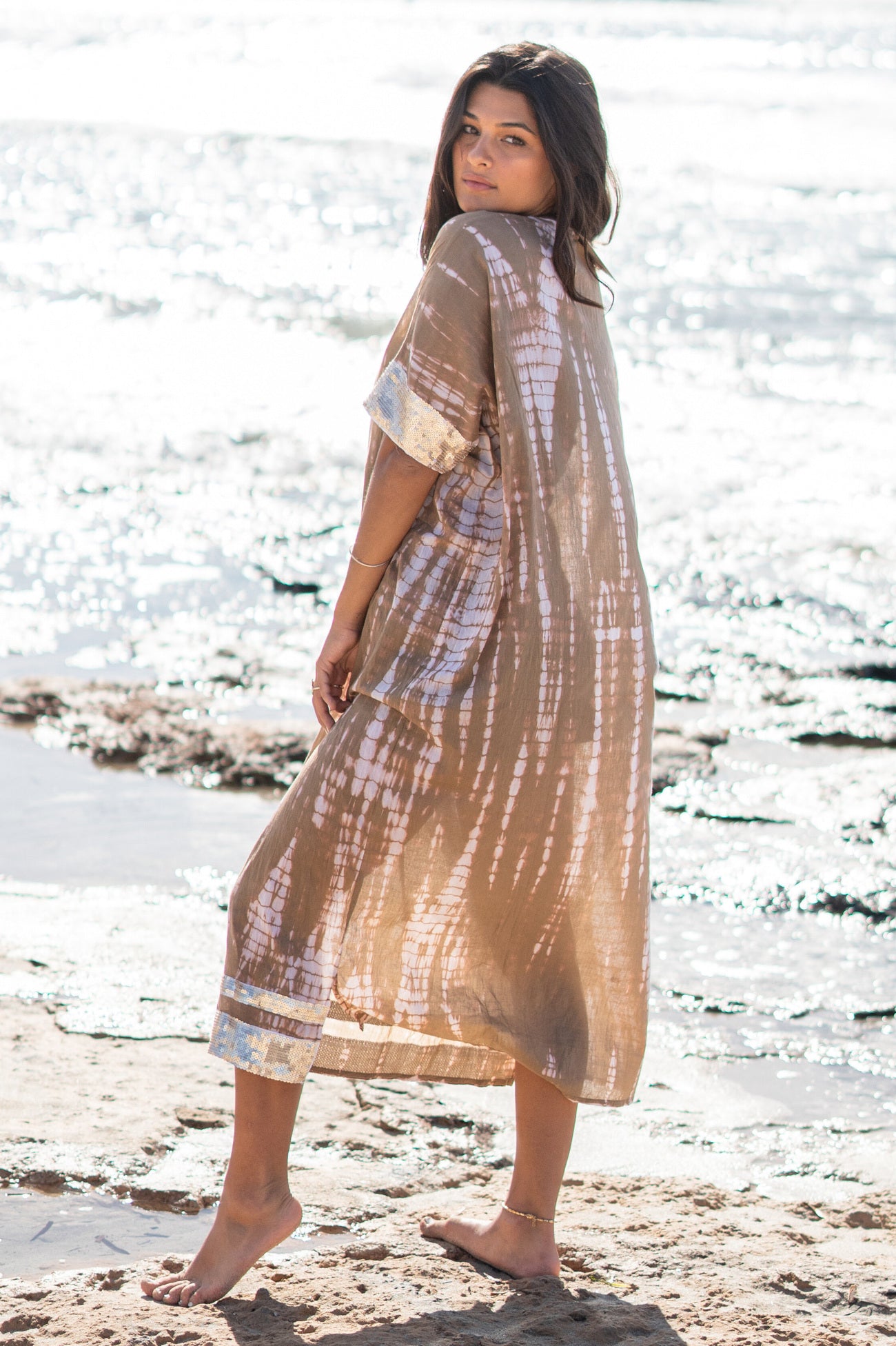 Vêtement bohème en tie-dye taupe de la marque ibzmode, Brands of Ibiza
