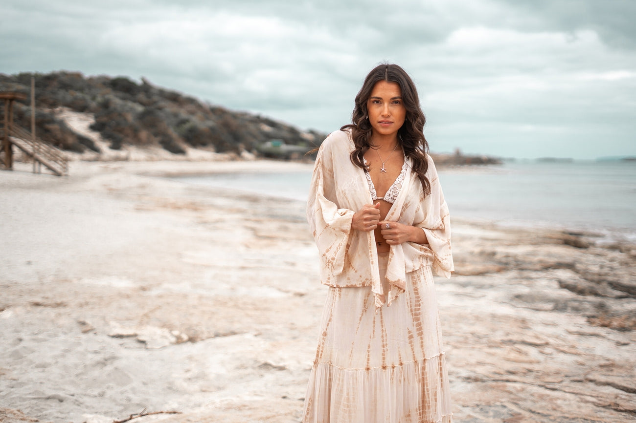 Bohemian kimono in tie dye taupe van ibzmode, Brands of Ibiza